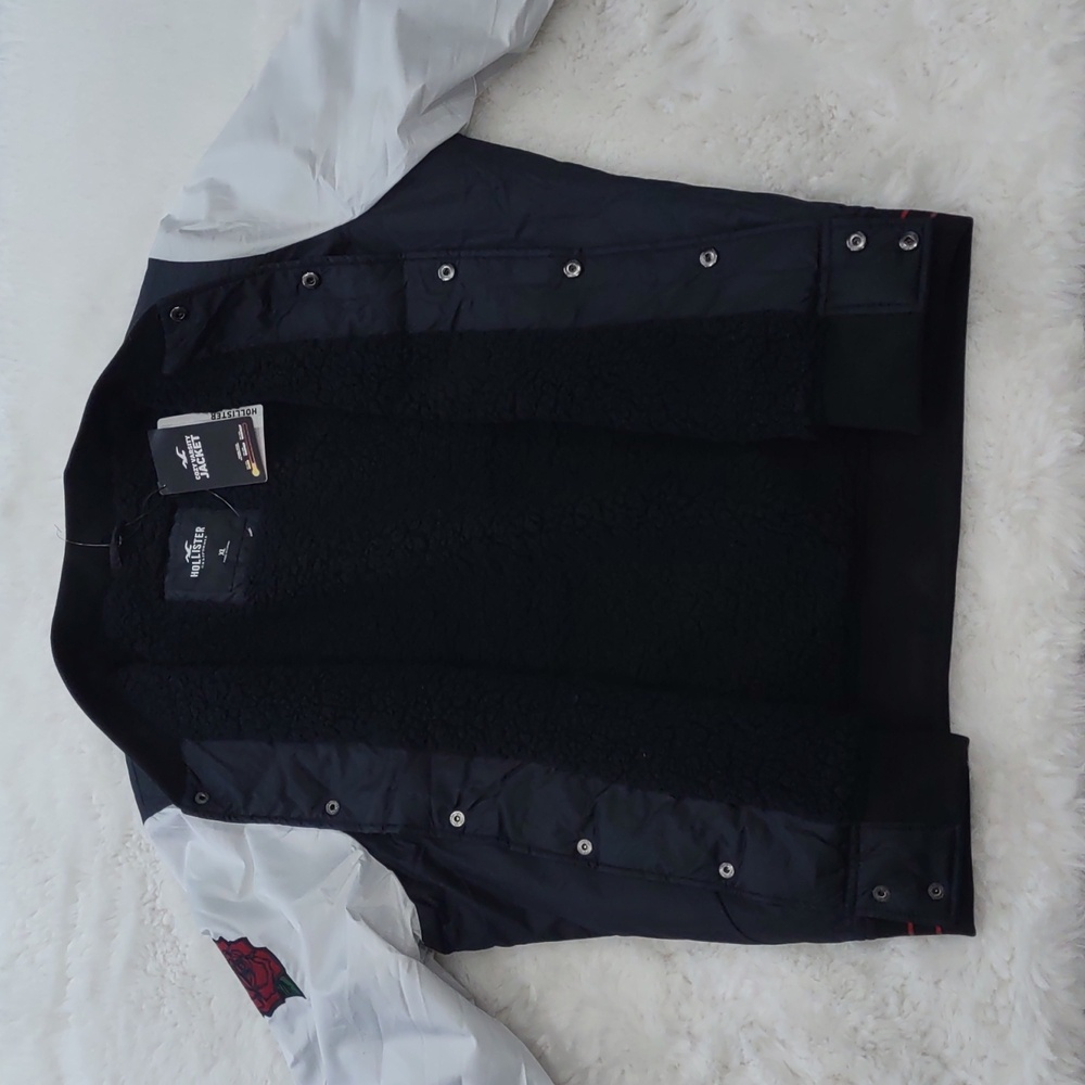 HOLLISTER COZY VARSITY JACKET. - Picture 16 of 17